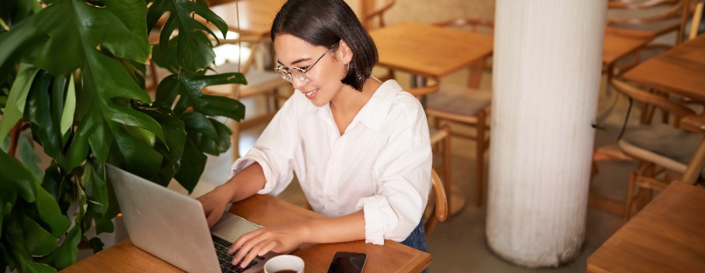 Profissional trabalhando em laptop em ambiente moderno — liberdade com responsabilidade